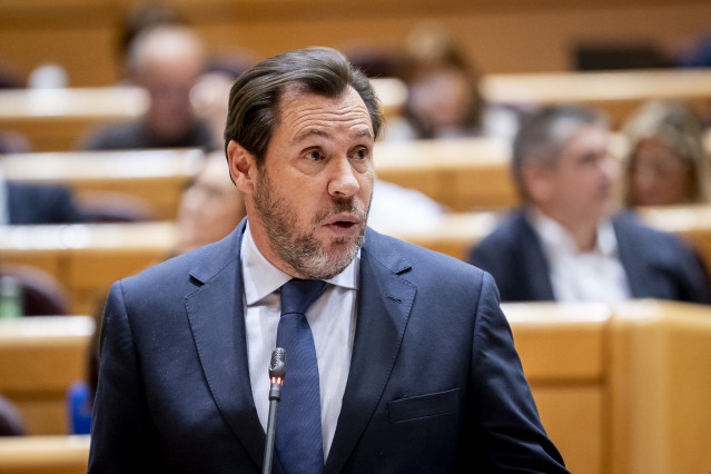 El ministro de Transportes y Movilidad Sostenible, Óscar Puente, interviene durante una sesión plenaria, a 4 de noviembre de 2025, en Madrid (España).