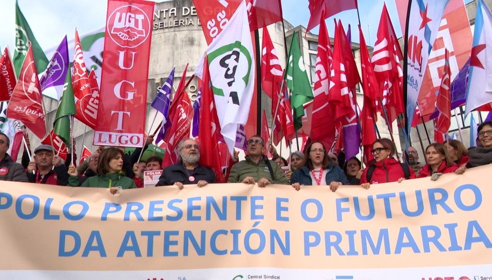 Concentración ante la Consellería de Sanidade convocada por sindicatos CIG, CCOO, UGT y CSIF en defensa de la Atención Primaria