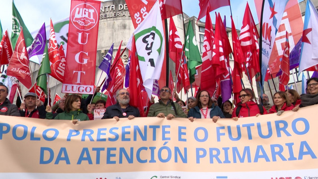 Concentración ante la Consellería de Sanidade convocada por sindicatos CIG, CCOO, UGT y CSIF en defensa de la Atención Primaria