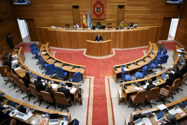 Pleno del Parlamento gallego con comparecencia del conselleiro de Sanidade, Antonio Gómez Caamaño