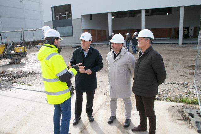 El presidente de la Diputación de A Coruña, Valentín González Formoso; el alcalde de Arteixo, Carlos Calvelo; el diputado de Economía, Facenda e Avance Dixital, José Ramón Rioboo, durante una visita al nuevo parque comarcal de bomberos en Morás.