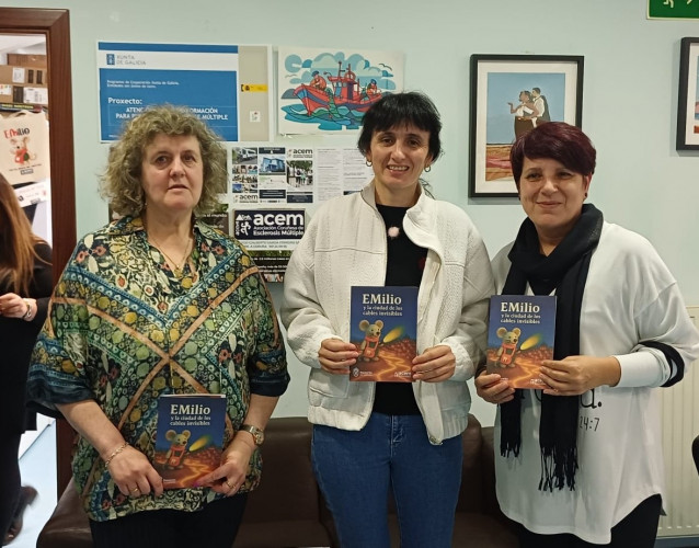 La diputada de Política Social, Mar García Vidal, entrega ejemplares del cuento infantil 'Emilio y la ciudad de los cables invisibles' en la sede de la Asociación Coruñesa de Esclerosis Múltiple (ACEM).