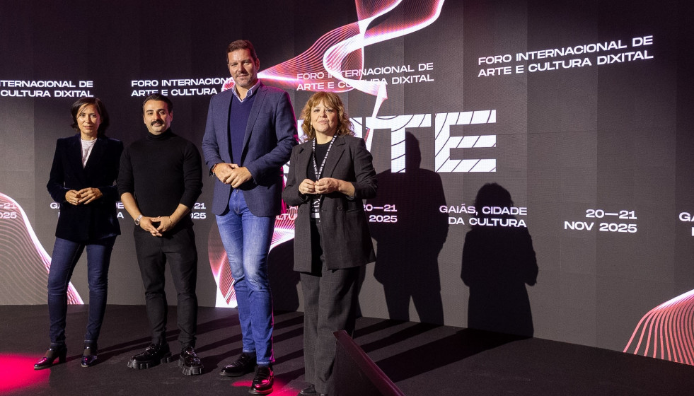 Ferdi Alici, director de Ouchhh Studio, junto al Conselleiro de Cultura, Lingua e Xuventude, José López Campos