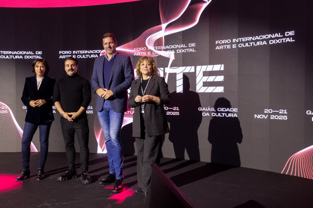 Ferdi Alici, director de Ouchhh Studio, junto al Conselleiro de Cultura, Lingua e Xuventude, José López Campos