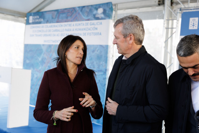 El presidente de la Xunta, Alfonso Rueda, junto a la conselleira de Infraestructuras, María Martínez Allegue, en un acto en Carballo