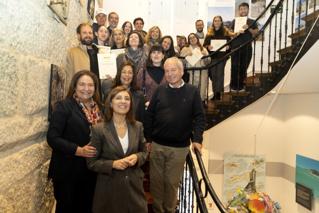 La conselleira Ángeles Vázquez, junto al director del Parque Nacional Illas Atlánticas,  José Antonio Fernández Bouzas, y la delegada de la Xunta en Vigo, Ana Ortiz, con los nuevos guías acreditados del espacio protegido.