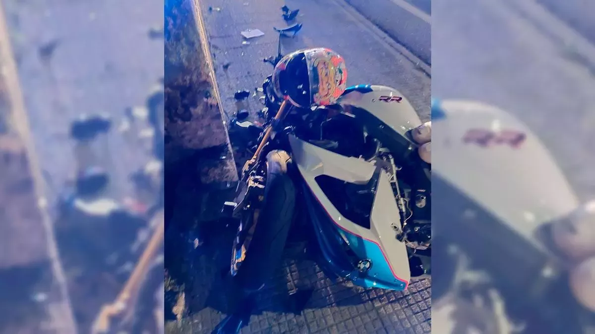 Estado de la moto tras el accidente en Meira en una foto cedida a Faro de Vigo