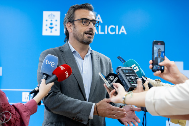 Archivo - El conselleiro de Presidencia, Diego Calvo, en declaraciones a los medios.