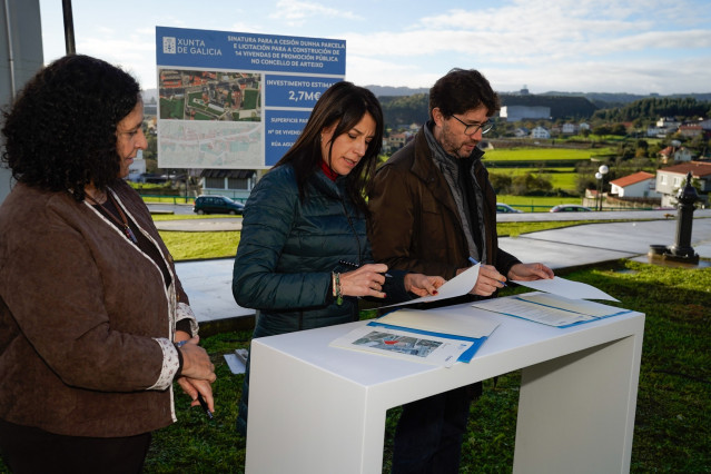La conselleira de Vivenda e Planificación de Infraestruturas, María Martínez Allegue, firma con el alcalde de Arteixo, Carlos Calvelo, la cesión da titularidade de una parcela en el municipio.