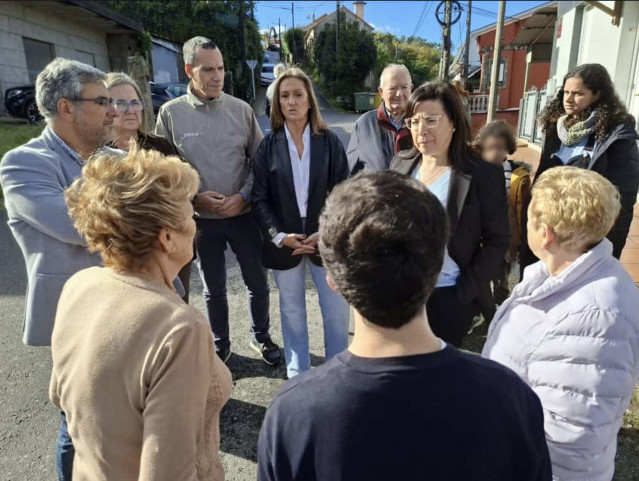 Visita de diputados y concejales del PP de Vigo al barrio de Cabral, para denunciar la inseguridad que genera la existencia de una 'narcocasa', a 17 de noviembre de 2025.