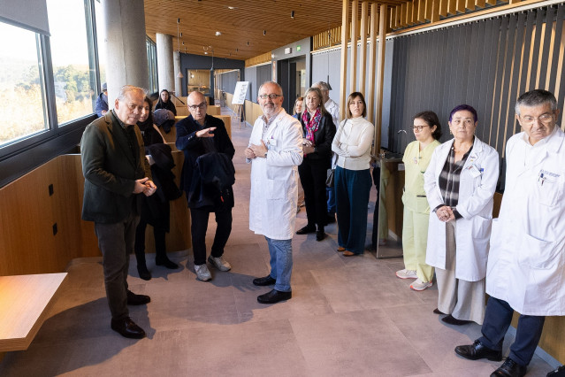 El conselleiro de Sanidade, Antonio Gómez Caamaño, visita la nueva zona de espera del hospital de día de oncología del CHUS