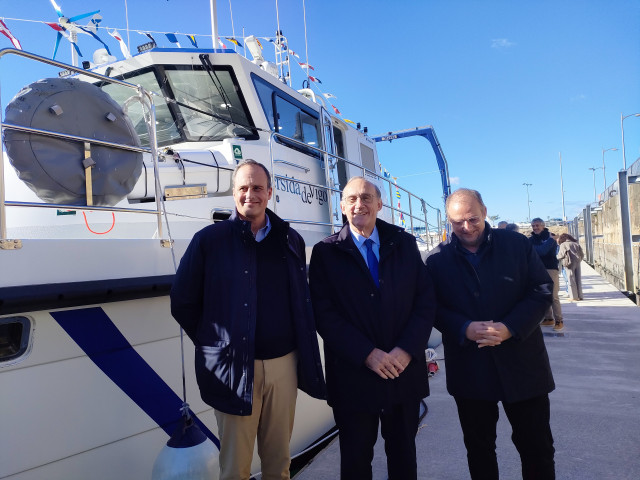 El presidente del Puerto de Vigo, Carlos Botana; el rector de la UVigo, Manuel Reigosa; y el director del CIM, Daniel Rey, junto al buque oceanográfico 'CIM UVigo'.