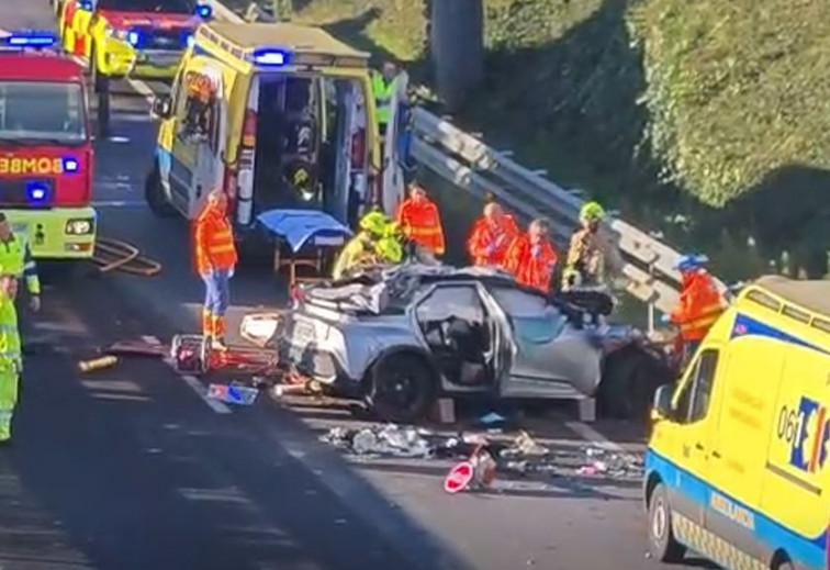 Accidente al caer un coche desde el orbital a la Autovía en Bando, Santiago