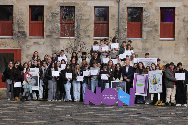 Alumnos de ocho centros educativos gallegos reciben premios del concurso impulsado por la Xunta con motivo del 25N.