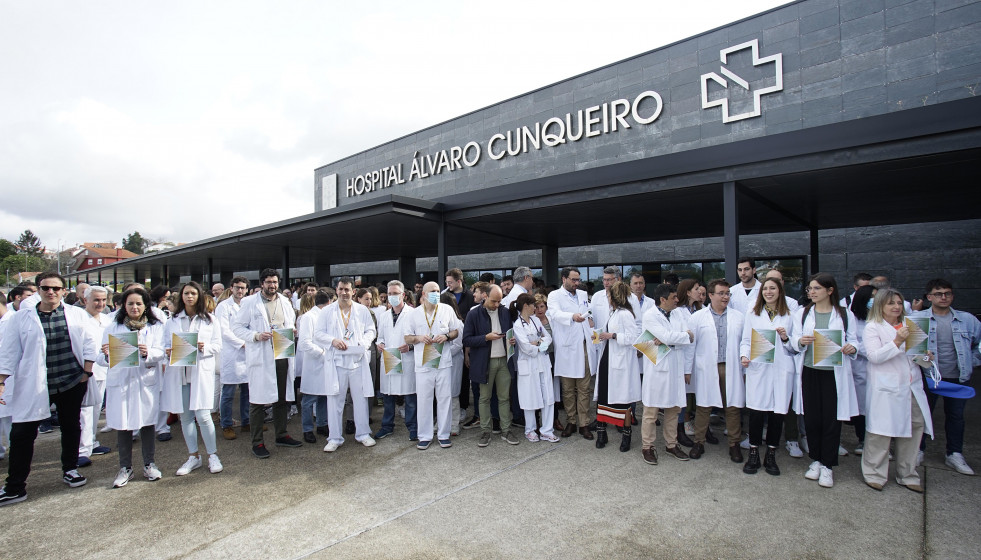 Archivo - Decenas de personas protestan durante una huelga de médicos gallegos, en el Hospital Álvaro Cunqueiro, a 11 de abril de 2023, en Vigo, Pontevedra, Galicia (España). Los médicos gallegos 