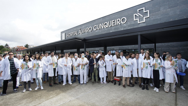 Archivo - Decenas de personas protestan durante una huelga de médicos gallegos, en el Hospital Álvaro Cunqueiro, a 11 de abril de 2023, en Vigo, Pontevedra, Galicia (España). Los médicos gallegos están llamados a secundar la huelga indefinida que convoca