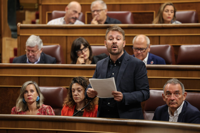 Archivo - El diputado de Compromís integrado en Sumar, Alberto Ibáñez, interviene durante una sesión de control al Gobierno en el Congreso de los Diputados, a 17 de septiembre de 2025, en Madrid (España).