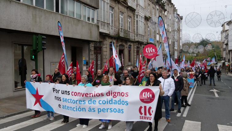 Trabajadores del sector cuidados se manifiestan para pedir a la Xunta mejoras laborales y salariales