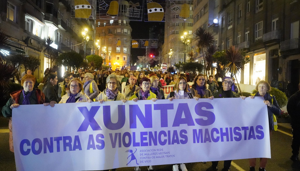 Archivo - Decenas de personas durante la manifestación por el 25N convocada por la Rede de Mulleres contra os Malos tratos, a 25 de noviembre de 2024, en Vigo.
