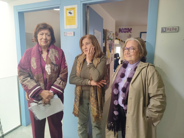 Charo Otero, Rosa Fontaíña y Matilde Lago, de la Rede Veciñal de Mulleres contra os Malos Tratos de Vigo.