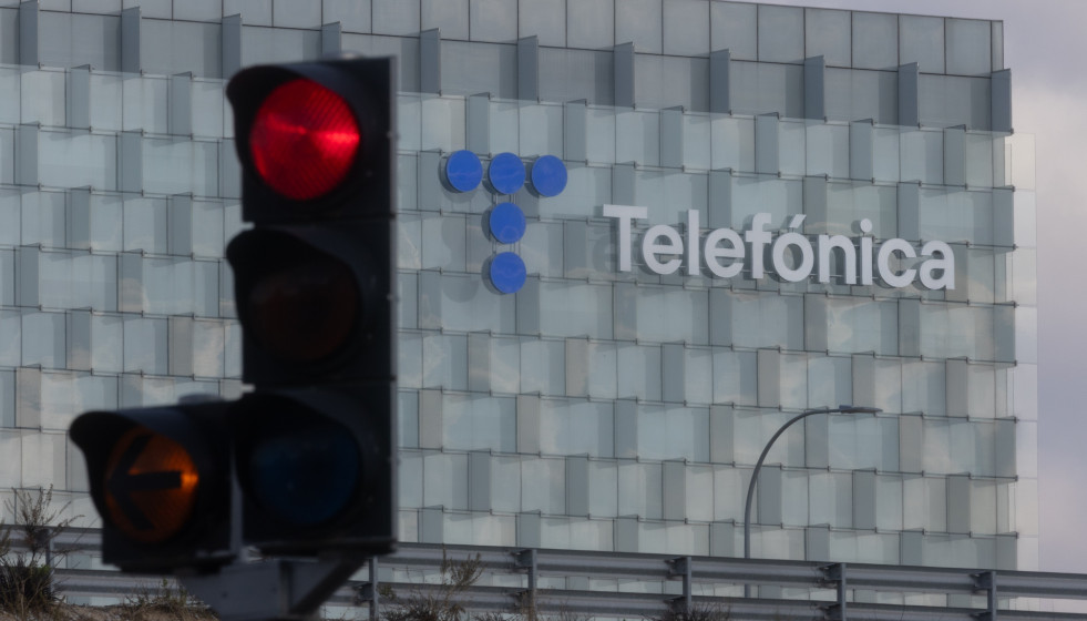 Archivo - Fachada de la sede de Telefónica, en Madrid (España)
