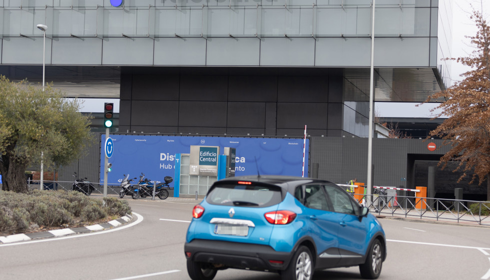 Archivo - Un coche circula frente a la sede de Telefónica, a 28 de noviembre de 2023, en Madrid (España). Telefónica ha trasladado a los sindicatos mayoritarios (UGT, CCOO y Sumados-Fetico) la prop