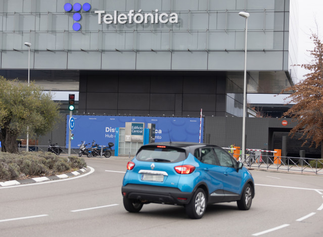 Archivo - Un coche circula frente a la sede de Telefónica, a 28 de noviembre de 2023, en Madrid (España). Telefónica ha trasladado a los sindicatos mayoritarios (UGT, CCOO y Sumados-Fetico) la propuesta de aplicar un Expediente de Regulación de Empleo (ER