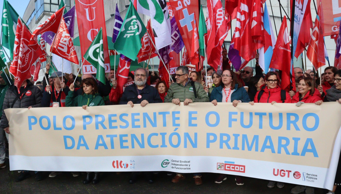 Manifestación de los sindicatos en defensa de la Atención Primaria del SERGAS en una movilización de octubre de 2025