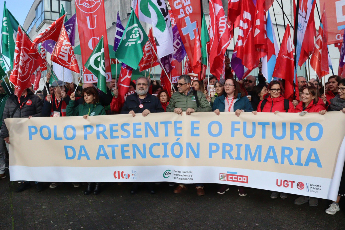 Manifestaciu00f3n de los sindicatos en defensa de la Atenciu00f3n Primaria del SERGAS en una movilizaciu00f3n de octubre de 2025
