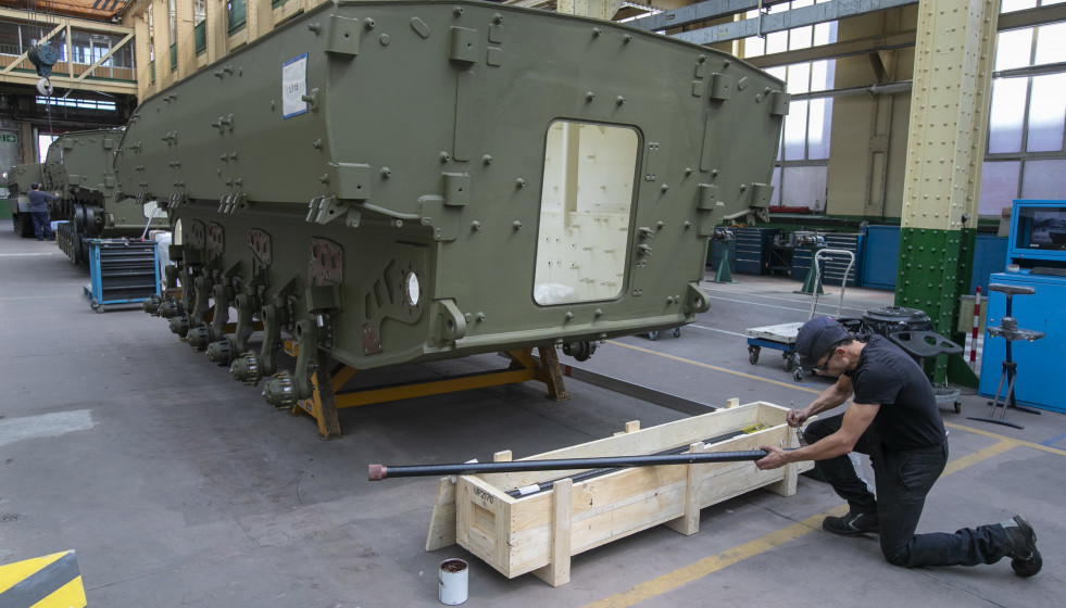 Archivo - Operarios trabajan en la fábrica General Dinamics, a 9 de septiembre de 2022, en Trubia, Asturias (España). La ministra se ha desplazado hasta la fábrica para revisar y conocer de primera