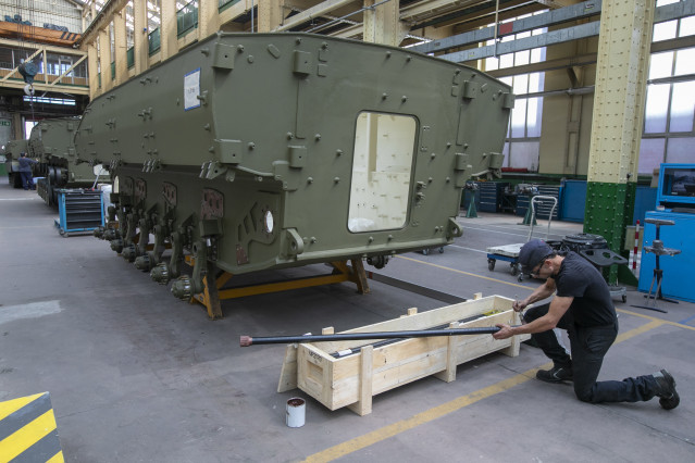 Archivo - Operarios trabajan en la fábrica General Dinamics, a 9 de septiembre de 2022, en Trubia, Asturias (España). La ministra se ha desplazado hasta la fábrica para revisar y conocer de primera mano cómo se desarrolla el proceso de fabricación del veh