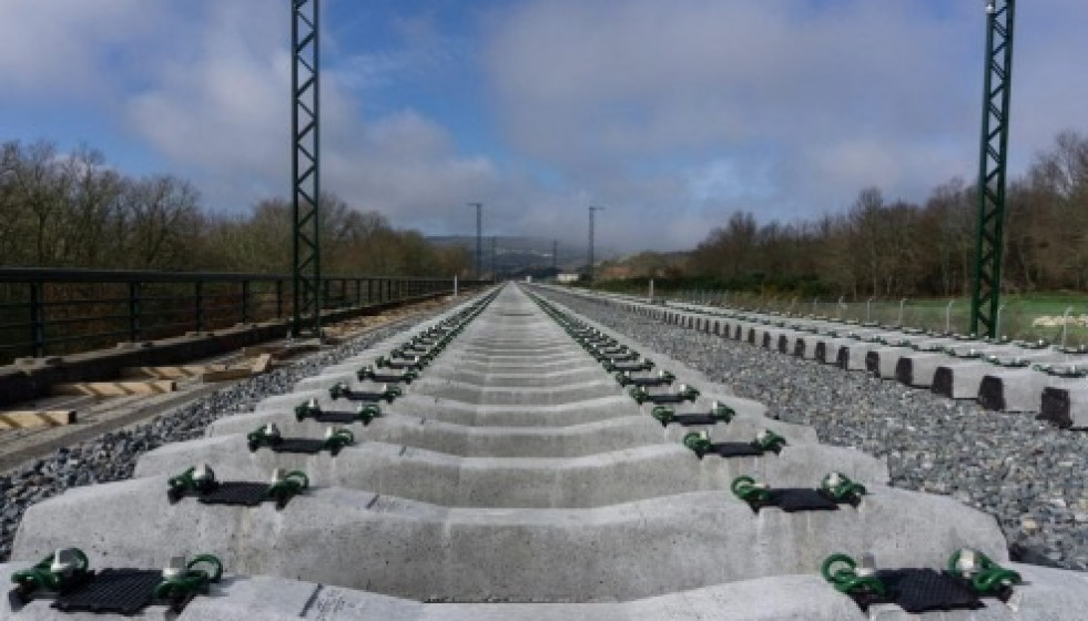 Archivo - El Gobierno destina 12,2 millones de euros al suministro de traviesas para la segunda vía entre Medina del Campo y Zamora