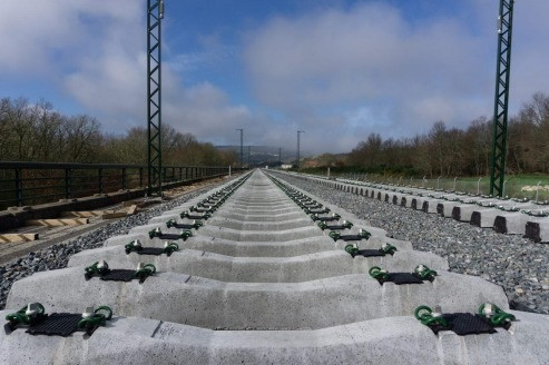 Archivo - El Gobierno destina 12,2 millones de euros al suministro de traviesas para la segunda vía entre Medina del Campo y Zamora