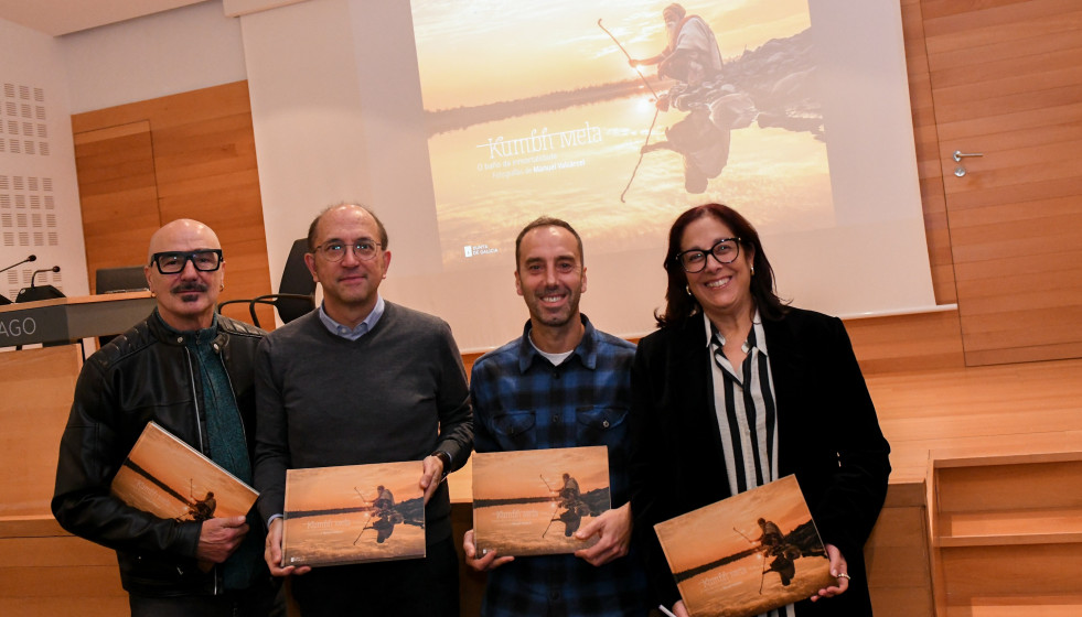 Presentación del cartel de muestra de la exposición fotográfica de Manuel Valcarcel