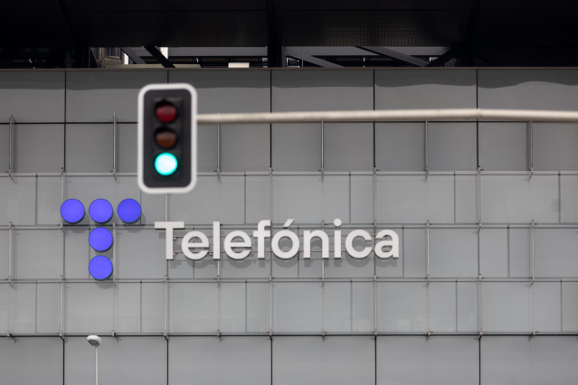 Archivo - Un semáforo en verde frente a la sede de Telefónica, a 28 de noviembre de 2023, en Madrid (España). Telefónica ha trasladado a los sindicatos mayoritarios (UGT, CCOO y Sumados-Fetico) la propuesta de aplicar un Expediente de Regulación de Empleo