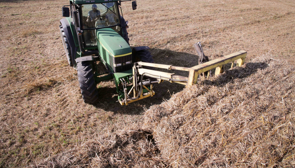 Archivo - Un tractor durante la recogida de trigo en la parroquia de Calvo, a 31 de julio de 2023, en Abadin, Lugo, Galicia (España). El sector ganadero prevé un aumento de los costes de piensos y f