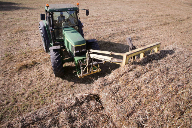 Archivo - Un tractor durante la recogida de trigo en la parroquia de Calvo, a 31 de julio de 2023, en Abadin, Lugo, Galicia (España). El sector ganadero prevé un aumento de los costes de piensos y forrajes los próximos meses, debido a que España enfrenta
