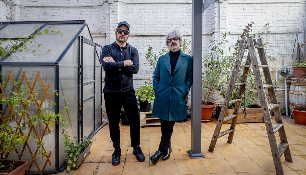 El vocalista Abraham Boba (d), y el guitarrista Luís Rodriguez (i), del grupo de indie-rock León Benavente, posan para Europa Press tras una entrevista, a 26 de noviembre de 2025, en Madrid (España