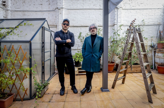 El vocalista Abraham Boba (d), y el guitarrista Luís Rodriguez (i), del grupo de indie-rock León Benavente, posan para Europa Press tras una entrevista, a 26 de noviembre de 2025, en Madrid (España). El grupo concede la entrevista con motivo de su primer