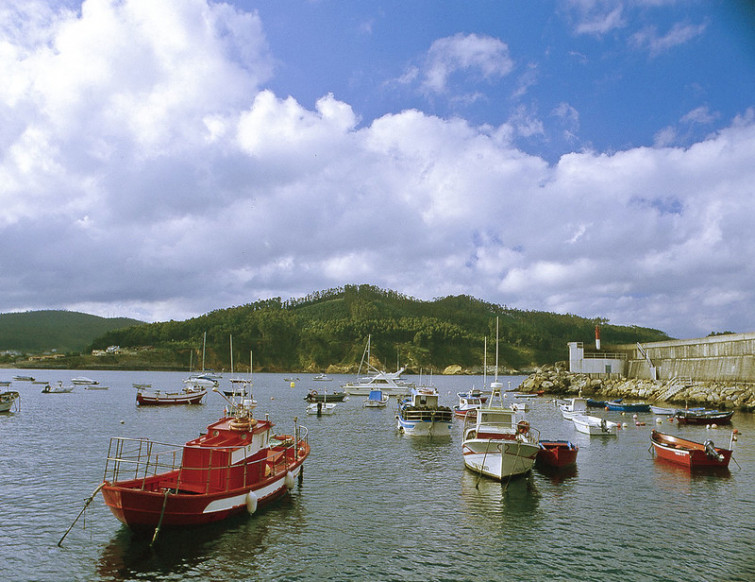 La Xunta trata de recuperar el marisqueo en Espasante con el dragado de la ría