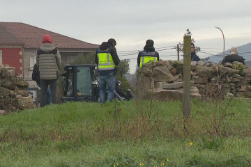 Agentes registrando una finca en Vilanova en una imagen de la CRTVG