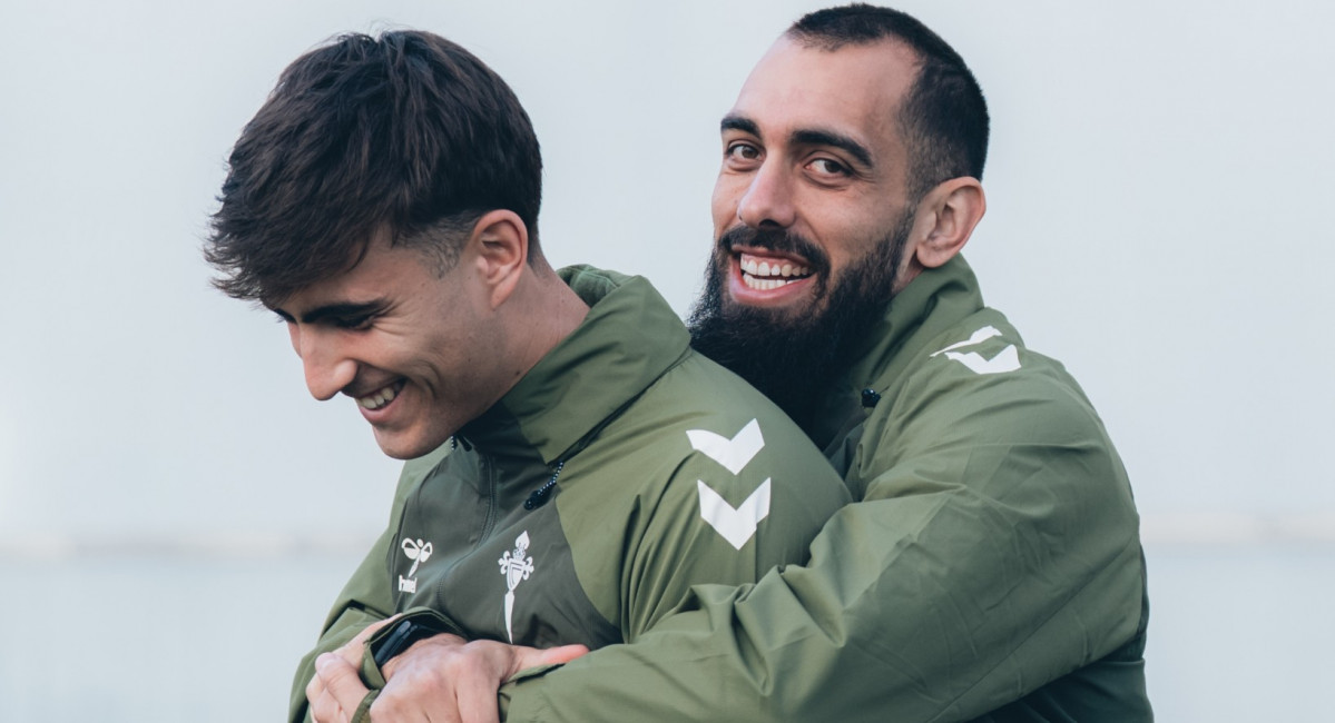 Borja Iglesias en el entranamiento antes de volar a Bulgaria