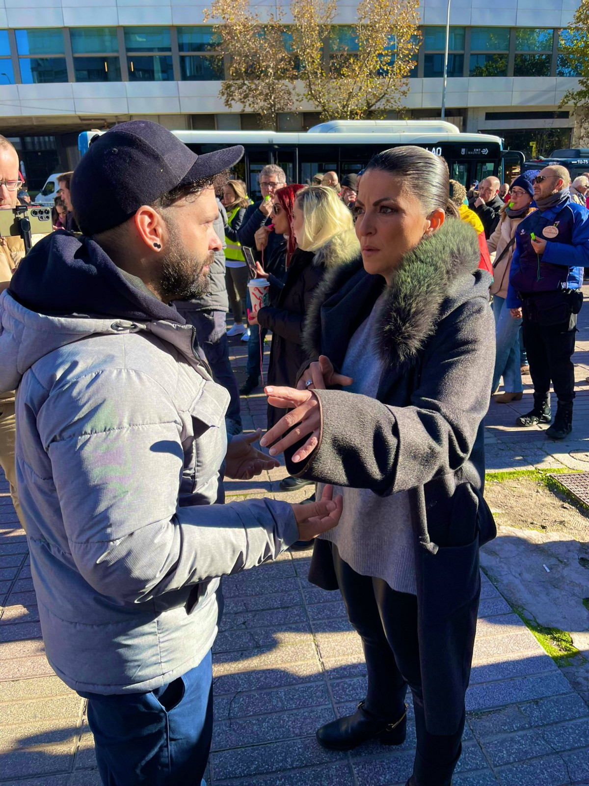 Pablo el organizador de la convocatoria con Macarena Olona