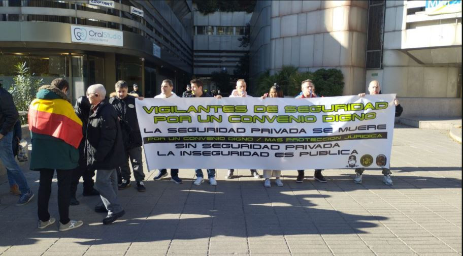 Pancarta en la concentraciu00f3n de vigilantes de seguridad en una foto de un canal de Telegram