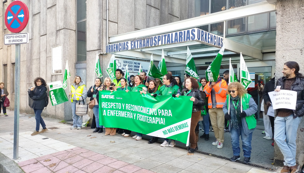 Concentración convocada por SATSE a las puertas del PAC de Pizarro, en Vigo, a 27 de noviembre de 2025.