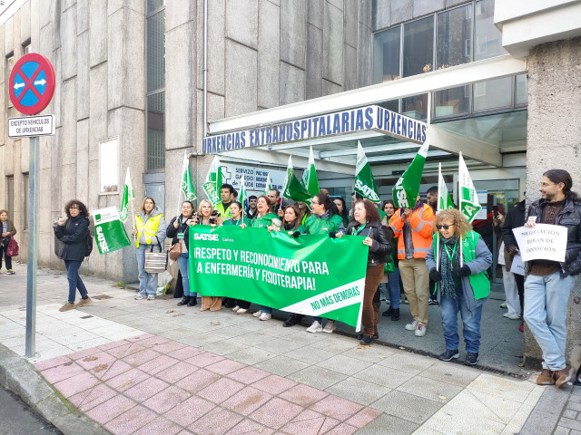 Concentración convocada por SATSE a las puertas del PAC de Pizarro, en Vigo, a 27 de noviembre de 2025.