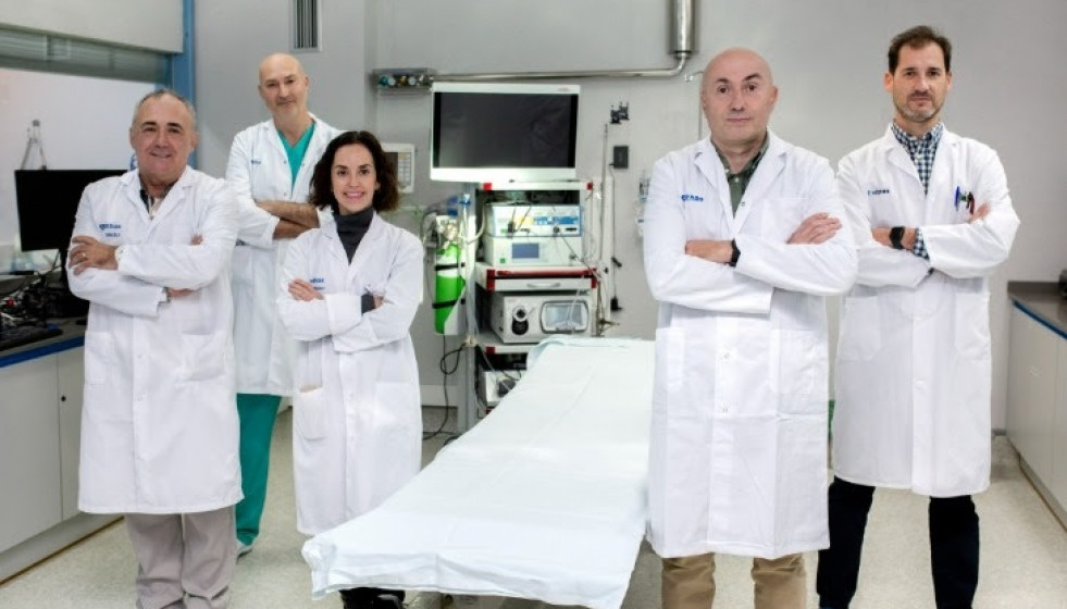 Oscar Boullosa, director de Enfermería; Camilo Álvarez, supervisor del bloque quirúrgico; y los doctores especialistas en Digestivo, Amalia Carmona, José Luis Ulla y Roberto Gonzalez Soler, en una