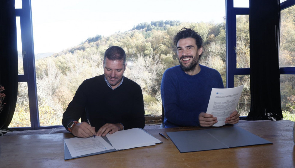 José López Campos, en la firma del convenio con Óliver Laxe