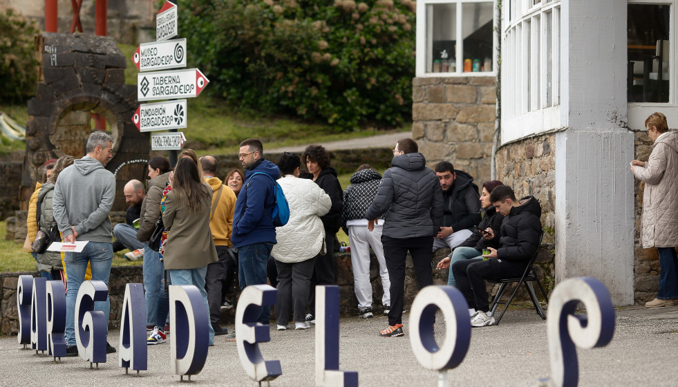 Archivo - Trabajadores a las puertas de Sargadelos. Foto de archivo.