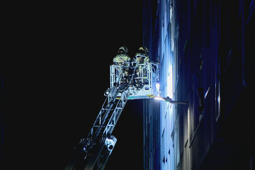 Bomberos en el incendio de la calle San Isidoro en una imagen de CRTVG